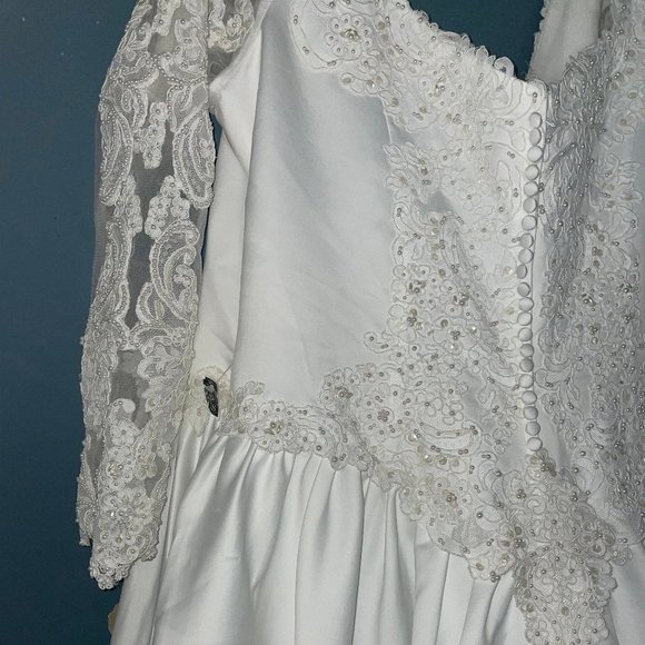 💍 Elegant A-Line Satin Wedding Gown – Lace, Beading & Pearl Detail 💍 - Picture 5 of 5